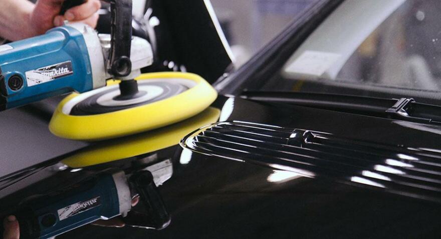 Фот опроцесса полировки кузова авто